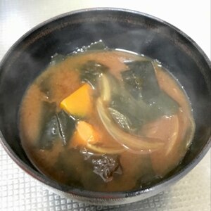 かぼちゃと玉ねぎとわかめの味噌汁